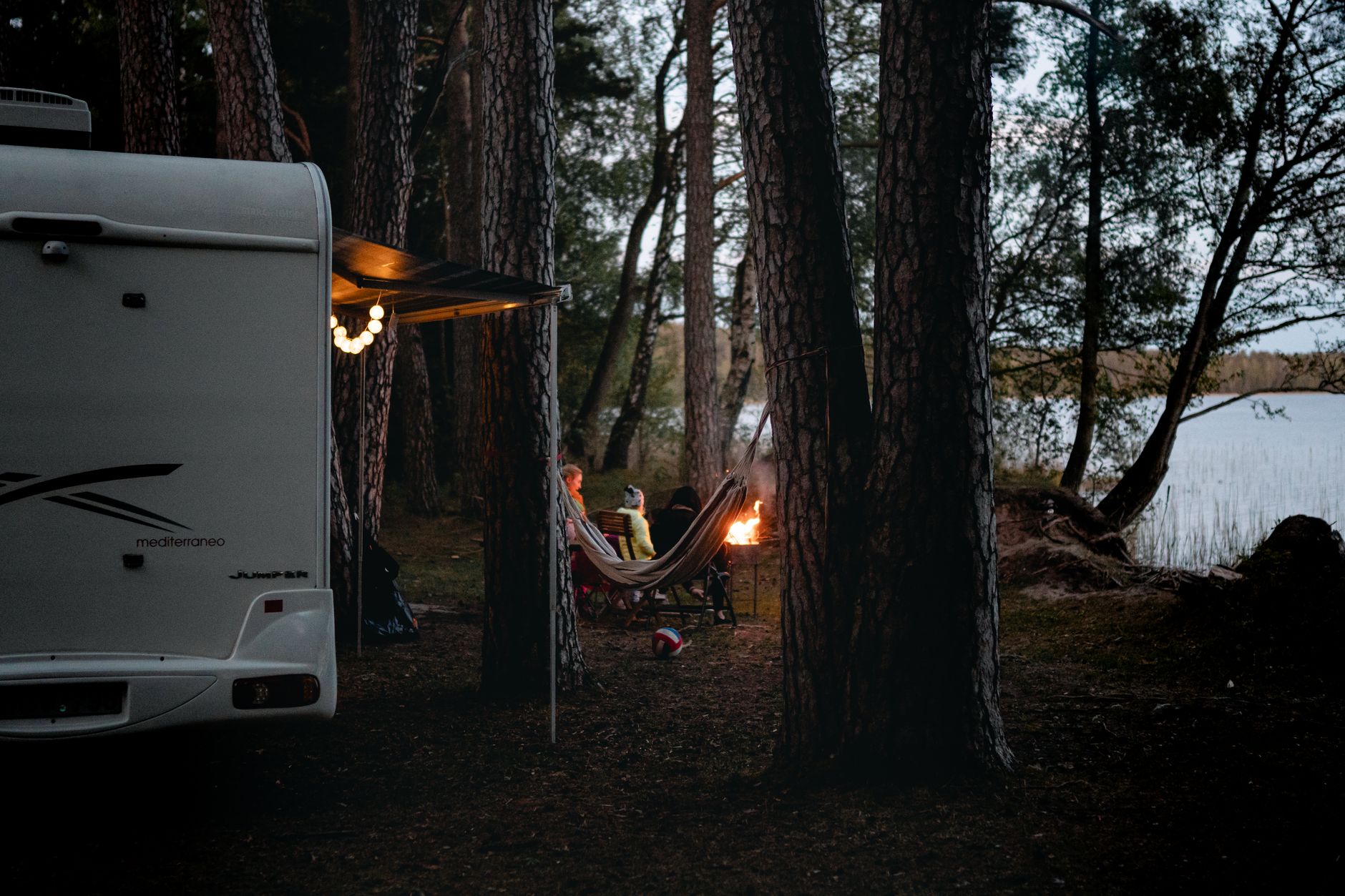 Camping et vacances d’été 2026 : moins loin, moins cher — les Français adaptent leurs séjours face à la hausse des prix