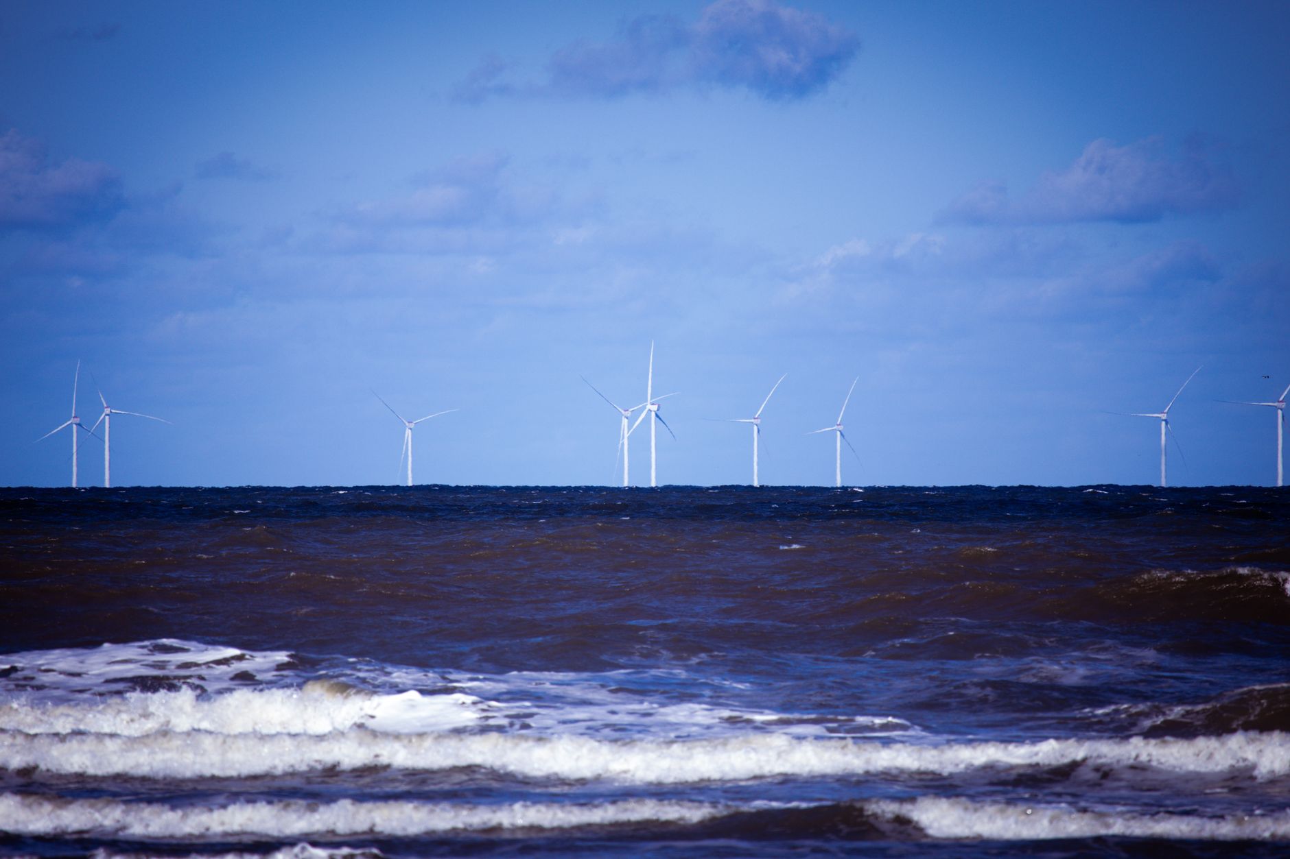 Éolien offshore et solaire : la France accélère sa transition énergétique avec 33 GW de solaire et le parc de Dieppe-Le Tréport en service